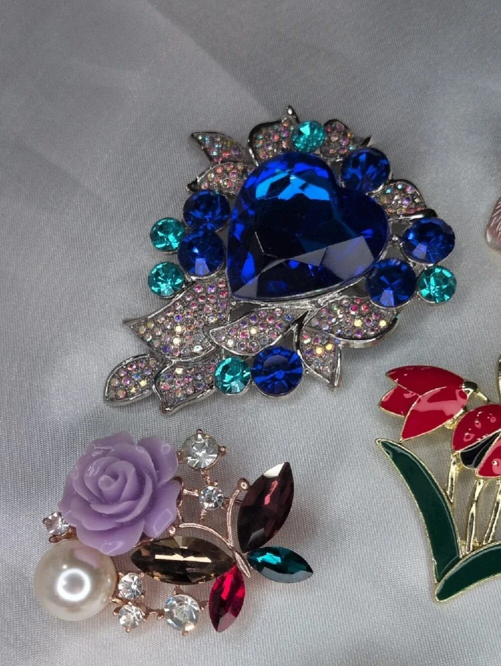 Lot of 12 Contemporary Floral Enamel Brooches Bee Ladybug Pansy Hydrangea Pin